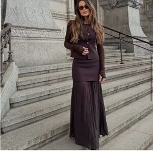 NWT ZARA blogger fav MIXED PLEATED KNIT SKIRT SIZE S
🚨PRICE FIRM NO DISCOUNT